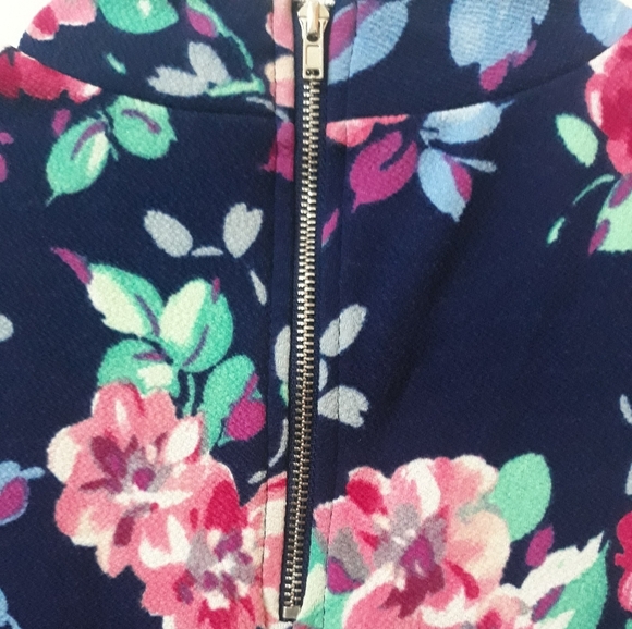 Sleeveless flower print top - Picture 2 of 3